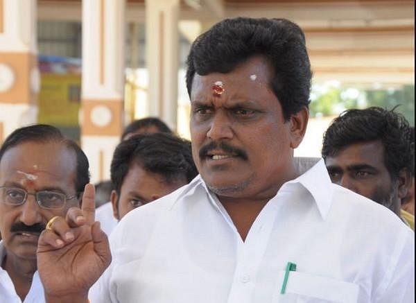 ``அவரே போயிடுவாரு கொஞ்சம் வெயிட் பண்ணுங்க!’ - தினகரனுக்குச் சுட்டிக் காட்டிய நிர்வாகிகள்