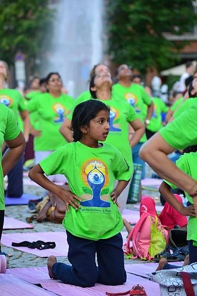 வாட்ஸ்அப்பில் பரவிய அழைப்பிதழ் - ஜெர்மனியில் களைகட்டிய யோகா தினம்! #MyVikatan