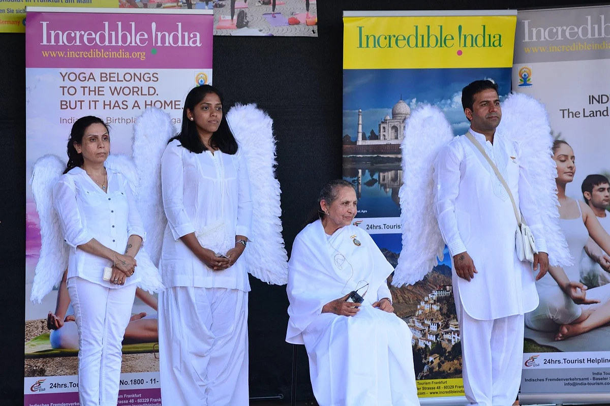 வாட்ஸ்அப்பில் பரவிய அழைப்பிதழ் - ஜெர்மனியில் களைகட்டிய யோகா தினம்! #MyVikatan