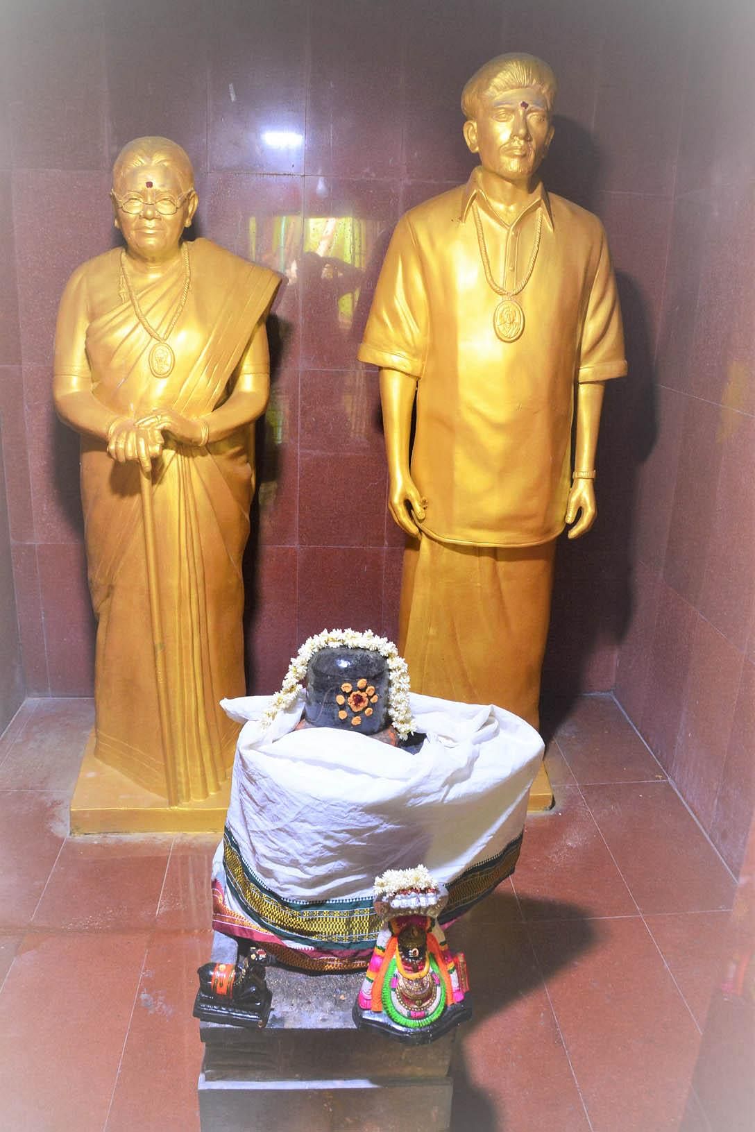 ‘அப்பா - அம்மாவுக்குக் கோயில்!’ - வேலூர் மக்களை ஆச்சர்யப்படுத்திய பாசக்கார பிள்ளை