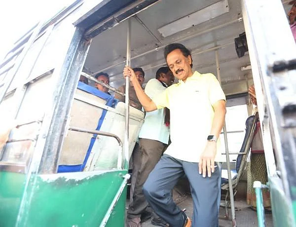 `எடப்பாடி பழனிசாமிதான் இலக்கு; தனபால் அல்ல!' - ஸ்டாலினுக்குச் சுட்டிக் காட்டிய குடும்ப உறவுகள்