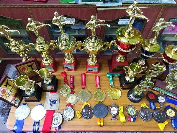 `அரசின் ஆதரவு இல்லாமல் நிறைய பேர் வாய்ப்பை இழந்துட்டாங்க!'- கராத்தேவில் தங்கம் வென்ற தமிழகச் சிறுமி