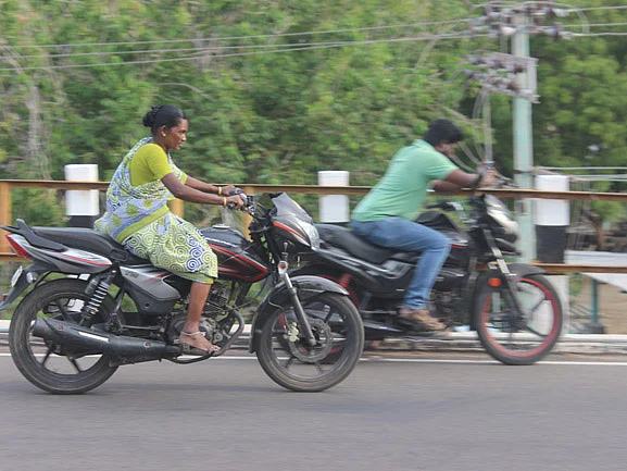``யாராவது ஒருத்தர் கைதூக்கிவிட்டா சடார்னு மேல வந்திடுவேன்!'' - `பல்சர் அக்கா' சத்தியபாமா கதை
