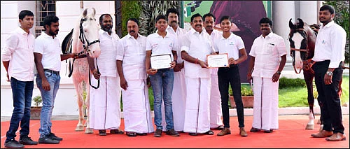 மிஸ்டர் கழுகு: ஆட்டிப்படைக்கும் ஐ.ஏ.எஸ்-கள்... முடங்கியது தமிழகம்!