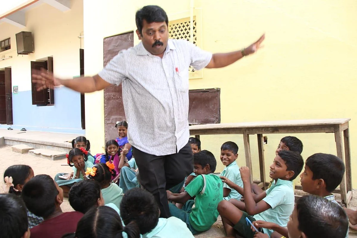 உடல் அசைவுகளின் மூலம் கல்வி... கவனம் ஈர்க்கும் மதுரை அரசுப் பள்ளி ஆசிரியர்!