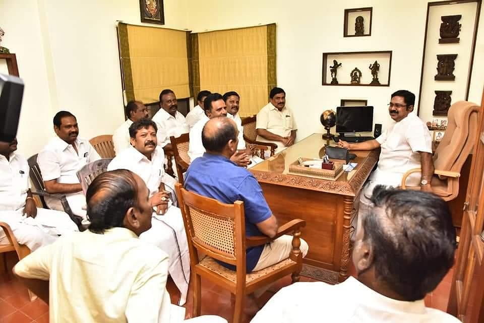 ``அவரே போயிடுவாரு கொஞ்சம் வெயிட் பண்ணுங்க!’ - தினகரனுக்குச் சுட்டிக் காட்டிய நிர்வாகிகள்
