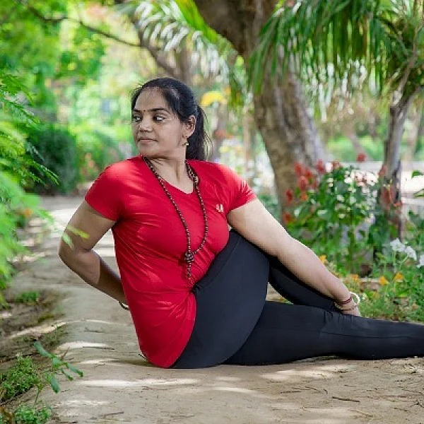 பணிக்குச் செல்லும் பெண்களுக்குப் பலன் தரும் 10 ஆசனங்கள் ... சர்வதேச யோகாதினப் பகிர்வு! #WorldYogaDay