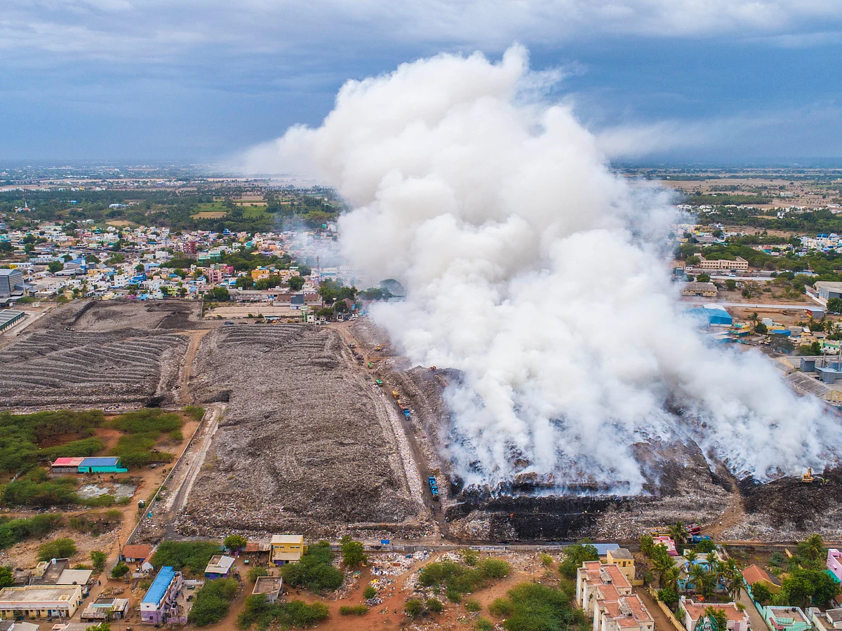 பற்றி எரியும் குப்பைக் கிடங்கு... மூடப்பட்ட பள்ளி, கல்லூரி... வீட்டைக் காலி செய்யும் மக்கள்... திருச்சி அவலம்