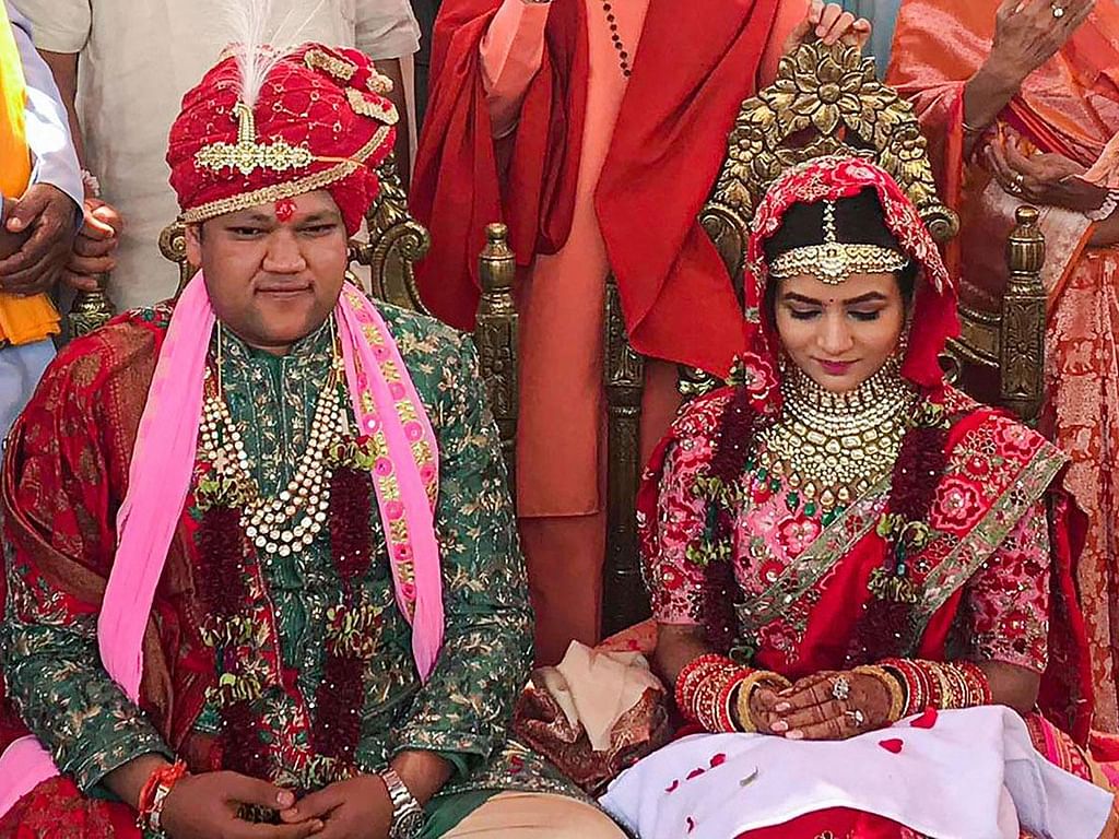 ``4 லாரிகள், 30 தொழிலாளர்கள்...!”- குப்தா திருமண விழாவால் குவிந்த குப்பையை அகற்றும் பணி தீவிரம்