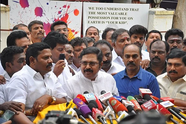 ` ஜெயலலிதா பொய் சொன்னார் என எப்படிச் சொல்லலாம்?!' - தினகரன், தங்க தமிழ்ச்செல்வன் மோதலின் பின்னணி