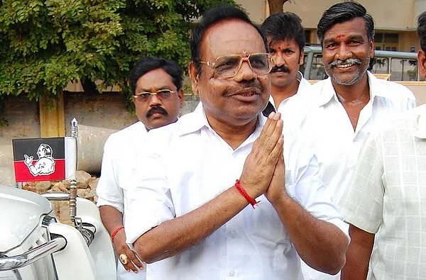 `எடப்பாடி பழனிசாமிதான் இலக்கு; தனபால் அல்ல!' - ஸ்டாலினுக்குச் சுட்டிக் காட்டிய குடும்ப உறவுகள்