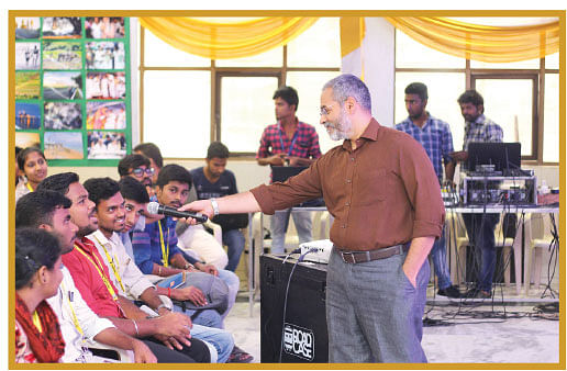 மாணவப் பத்திரிகையாளர்களுடன் ஆனந்த விகடன் ஆசிரியர் பா.சீனிவாசன்