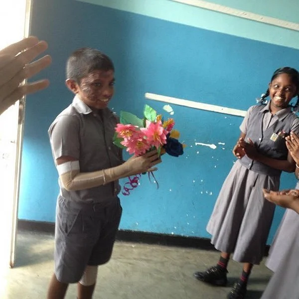 இலங்கைத் தாக்குதலில் உயிர் பிழைத்து பள்ளிக்குத் திரும்பிய சிறுவன் - `சர்ப்ரைஸ்' வரவேற்பால் நெகிழ்ச்சி