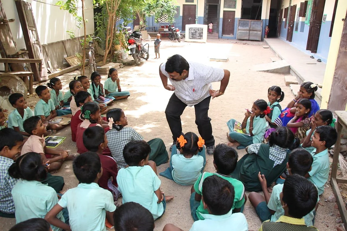 உடல் அசைவுகளின் மூலம் கல்வி... கவனம் ஈர்க்கும் மதுரை அரசுப் பள்ளி ஆசிரியர்!