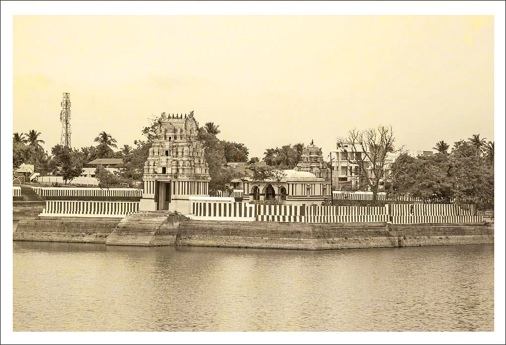 கணேசனுக்குப் புதிய இடமும் மிகவும் பிடித்துவிட்டது. எதிரே பெரிய குளமும் இருந்தது மிகவும் சந்தோஷமாயிருந்தது. காலையிலும் மாலையிலும்
மைய மண்டபம்வரை நீந்துவான்.
