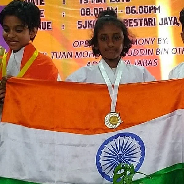 `அரசின் ஆதரவு இல்லாமல் நிறைய பேர் வாய்ப்பை இழந்துட்டாங்க!'- கராத்தேவில் தங்கம் வென்ற தமிழகச் சிறுமி