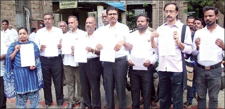 வாஞ்சிநாதன் தலைமையில் மனு அளித்தபோது...