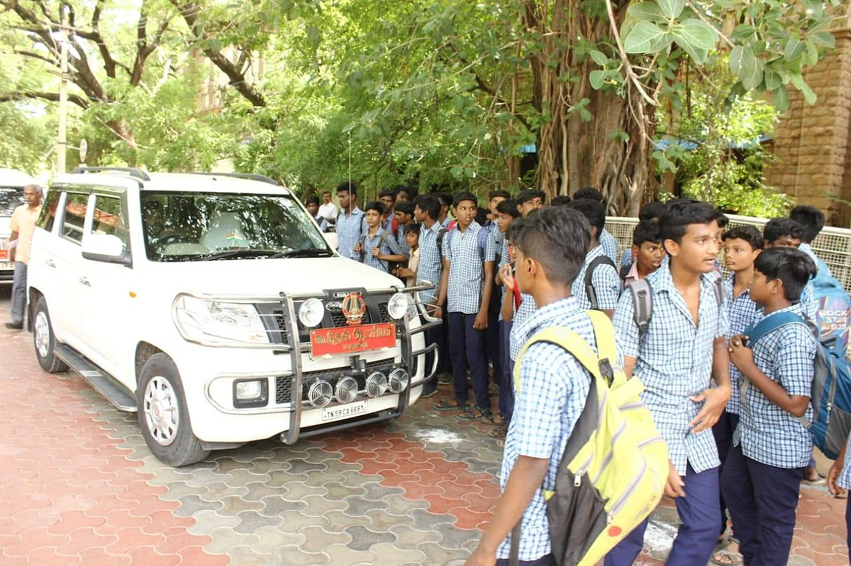 மதுரையில் இடிந்து விழுந்த பள்ளியின் பால்கனி - 3 மாணவர்கள் படுகாயம்!