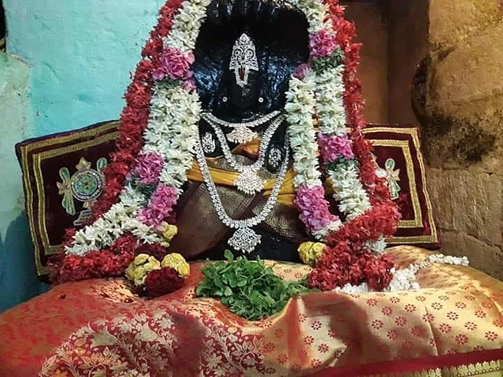 ஆதி பவள வண்ணர்