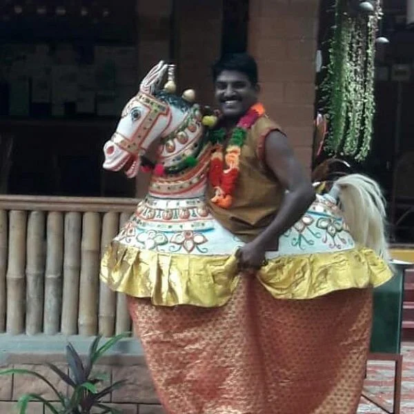 பொய்க்கால் குதிரை, கரகாட்டம்... மரபுக் கலை பயிற்சியளிக்கும் அரசுப் பள்ளி தலைமை ஆசிரியர்! #CelebrateGovtSchool