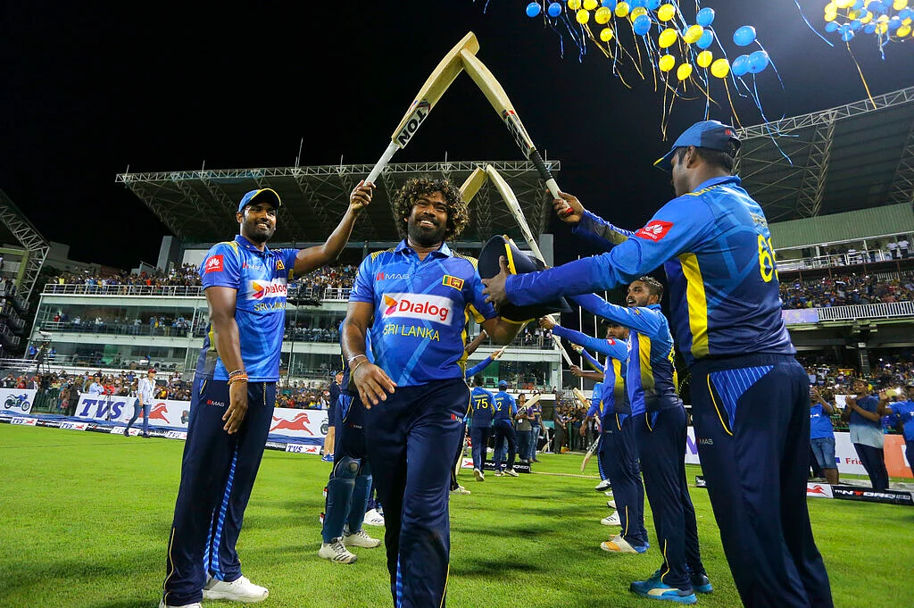 'Guard of Honour' முறையில் மலிங்காவை வழி அனுப்பி வைக்கும் இலங்கை வீரர்கள்