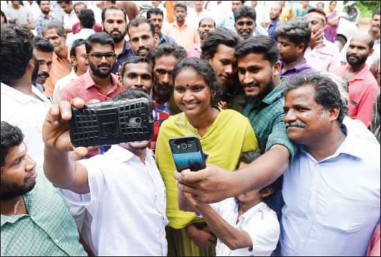 முகங்கள்: மூன்று ஜோடி உடைகளுடன் பிரசாரத்துக்குக் கிளம்பினேன்! - ரம்யா ஹரிதாஸ்