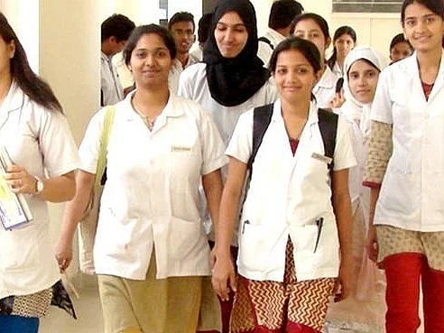 `இந்திய மருத்துவ மாணவர்கள் மீண்டும் சீனா திரும்பலாம்!' - அறிவித்த இந்திய தூதரகம்