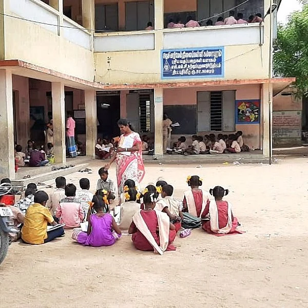 அரசுப் பள்ளி மாணவ, மாணவிகள்