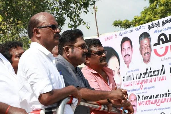 ` ஜெயலலிதா பொய் சொன்னார் என எப்படிச் சொல்லலாம்?!' - தினகரன், தங்க தமிழ்ச்செல்வன் மோதலின் பின்னணி