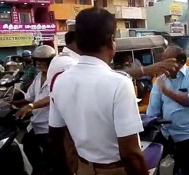 போலீஸாருடன் தகராறில் ஈடுபட்ட டிரைவர் ரவீந்திரன்