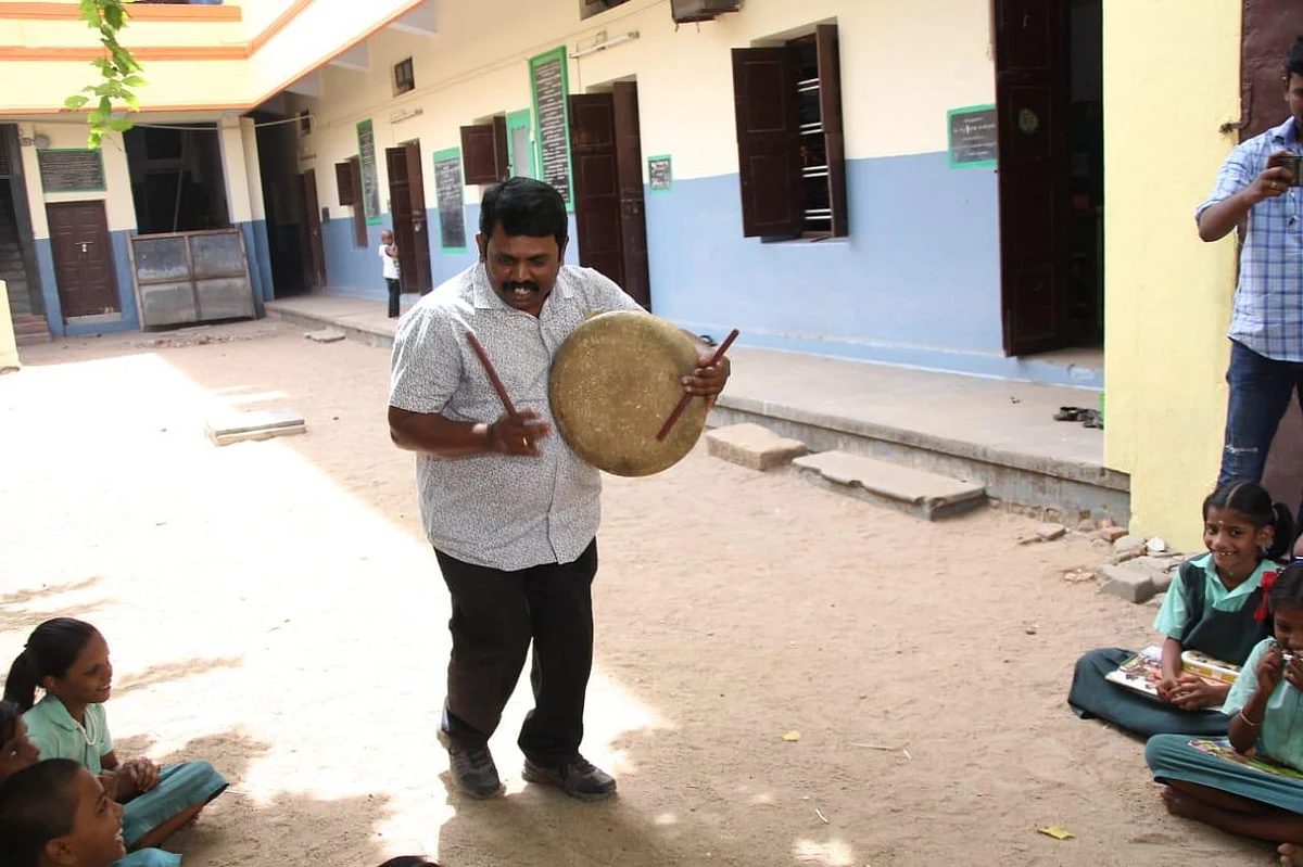 உடல் அசைவுகளின் மூலம் கல்வி... கவனம் ஈர்க்கும் மதுரை அரசுப் பள்ளி ஆசிரியர்!
