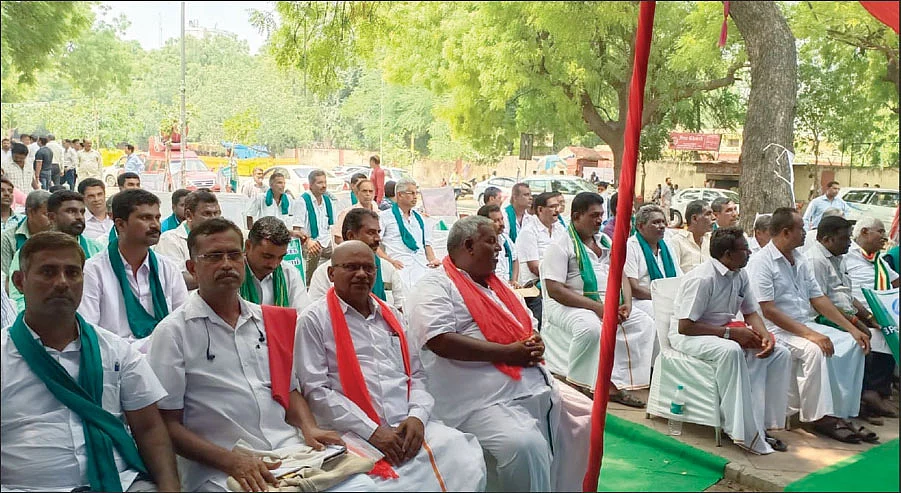 விளை நிலங்களில் மின் கோபுரங்கள்... வேதனையில் விவசாயிகள்!