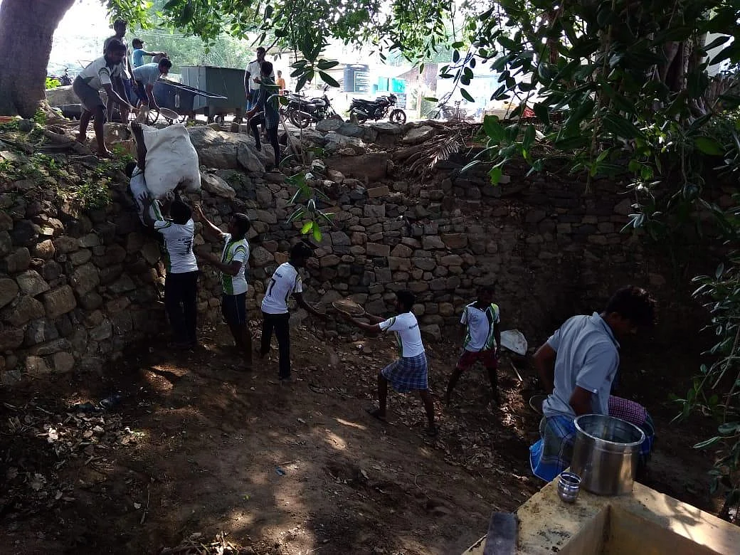 பாழடைந்த கிணற்றைத் தூர்வாரி கிராம மக்களுக்கு நீர் கொடுத்த இளைஞர்கள்! #MyVikatan