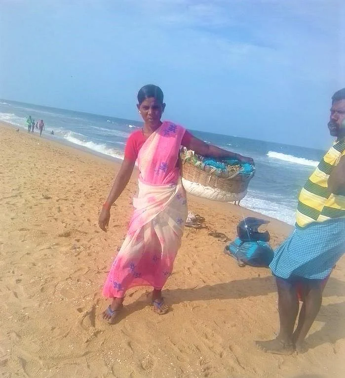 ``கணவர் இறந்த பிறகு, கடற்கரைதான் காப்பாத்துது!" மெரினாவில் கடலை விற்கும் தங்கம்