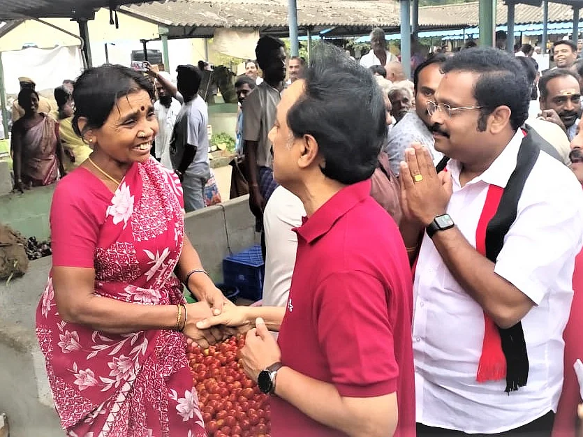 `செல்ஃபி எடுத்து உற்சாகம்; பாட்டியம்மா நான் யாருனு தெரியுதா?’ - வேலூரைக் கலக்கிய ஸ்டாலின்