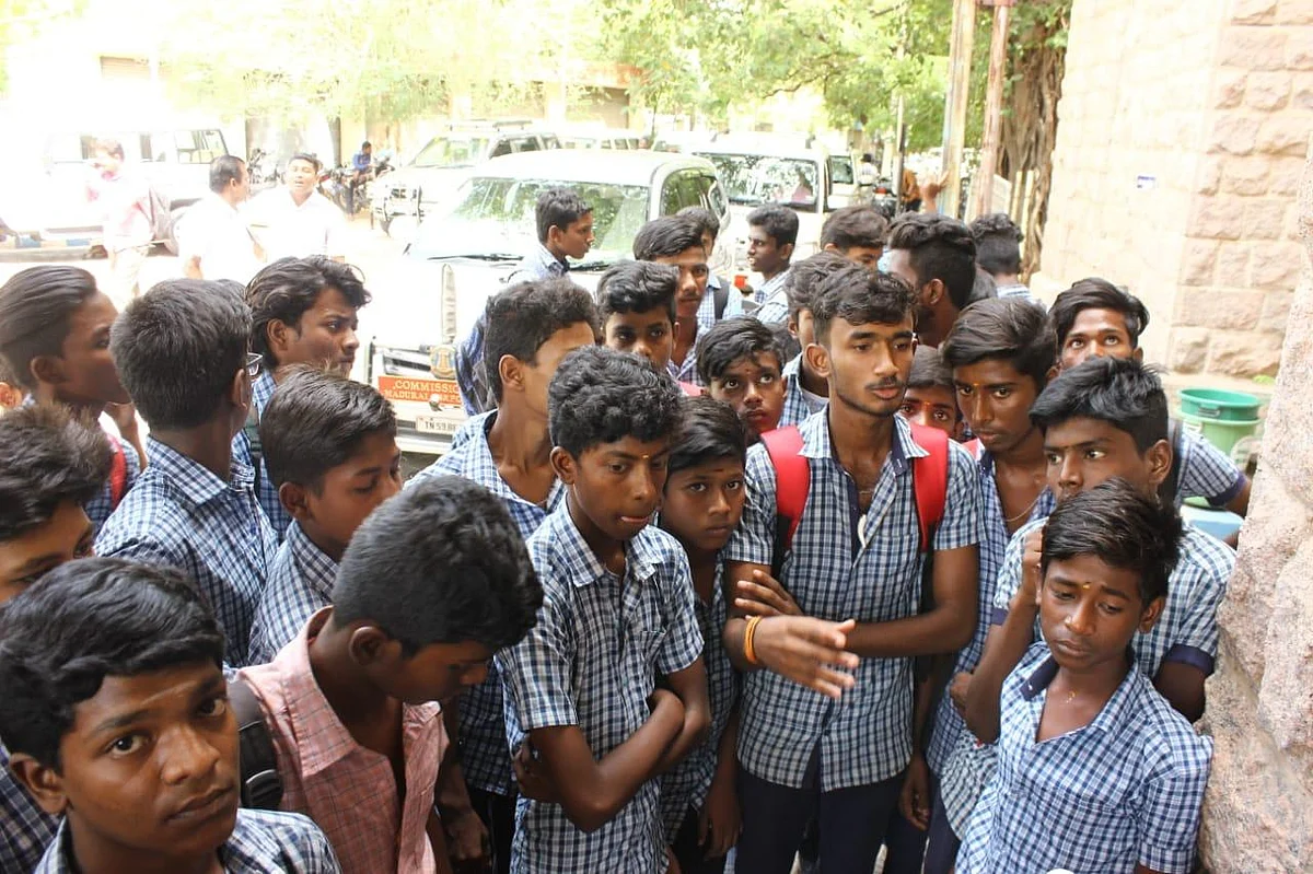 மதுரையில் இடிந்து விழுந்த பள்ளியின் பால்கனி - 3 மாணவர்கள் படுகாயம்!