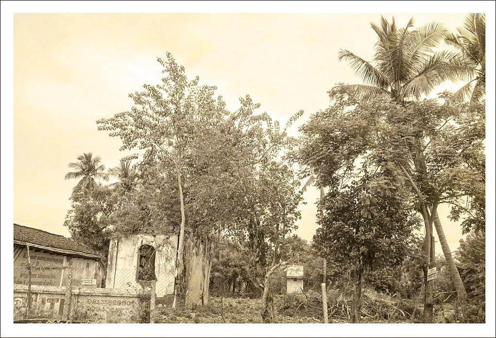 அவன் பள்ளிக்கூடம் போகும்போதும் திரும்பி வரும்போதும், அன்னவாசல் தெருத் திருப்பத்தில் ஒரு பெரிய பங்களாவின் வாசலில் நின்று ஒரு பணக்காரர், கணேசனை உற்று உற்றுப் பார்த்துக்கொண்டிருப்பார்.