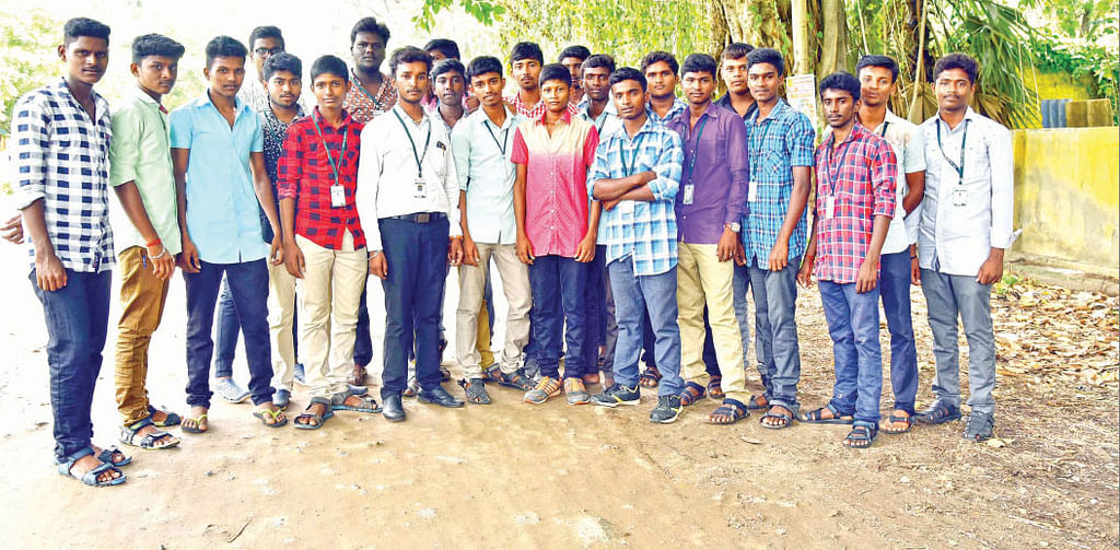 மேட்டூர் அரசு கலைக் கல்லூரி மாணவர்கள்