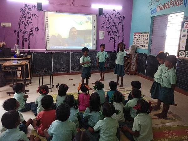 `தமிழில் தேசிய கீதம்!' - அரசுப் பள்ளி ஆசிரியையின் புதிய முயற்சி