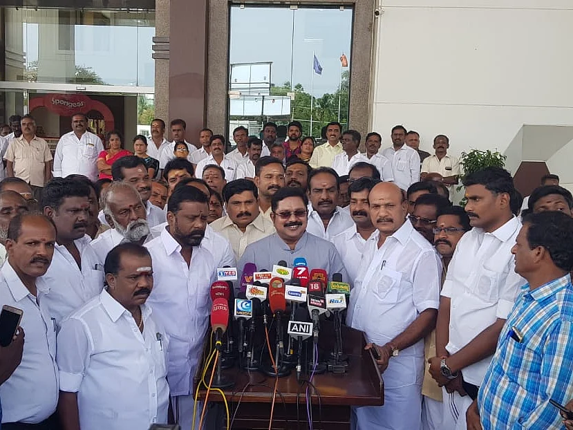 `அதெல்லாம் முடியாது சார்...கோர்ட்டுக்குப் போங்க!' -சின்னத்துக்காகத் தினகரனைத் தவிக்கவிடும் ஆணையம்