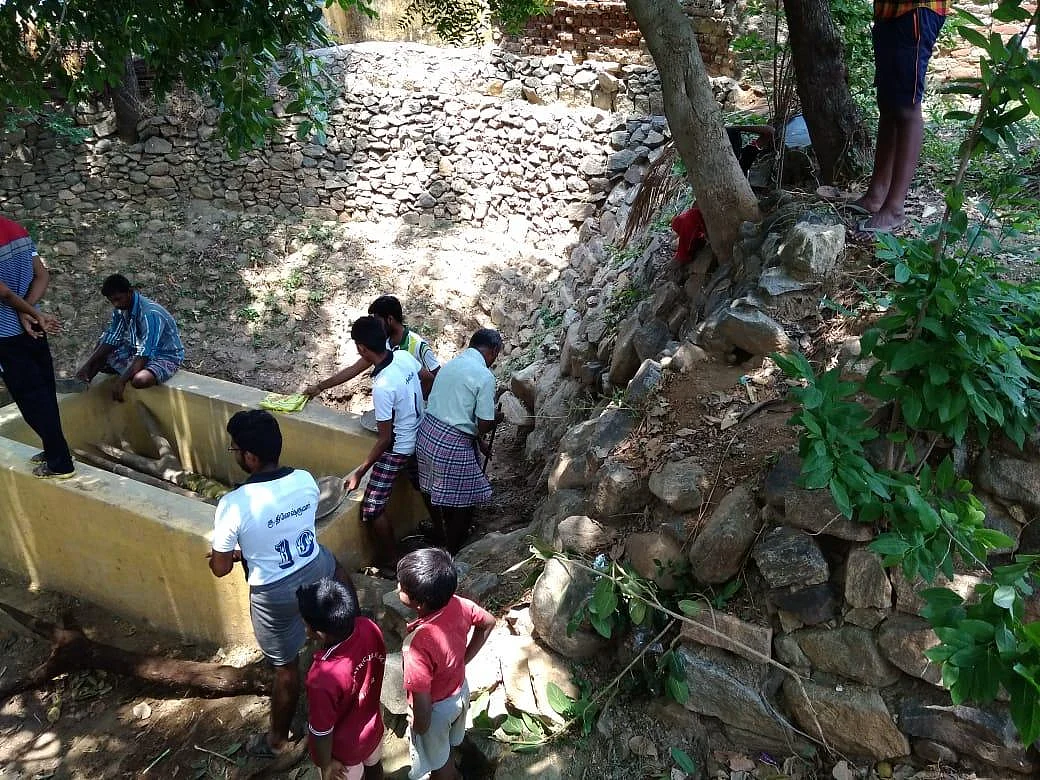 பாழடைந்த கிணற்றைத் தூர்வாரி கிராம மக்களுக்கு நீர் கொடுத்த இளைஞர்கள்! #MyVikatan