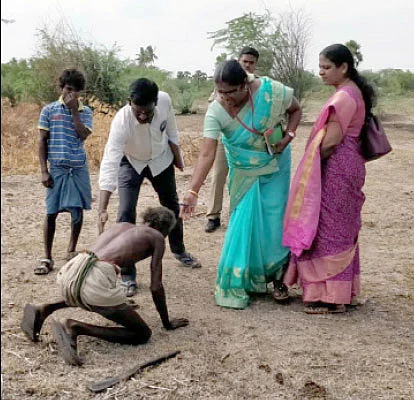 ஆயிரம் ரூபாய் கடனுக்காக ஐந்து ஆண்டுகளாக மரம் வெட்டுகிறேன்...