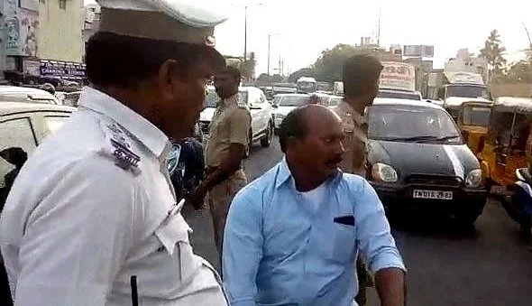 போலீஸாருடன் தகராறில் ஈடுபட்ட டிரைவர் ரவீந்திரன்