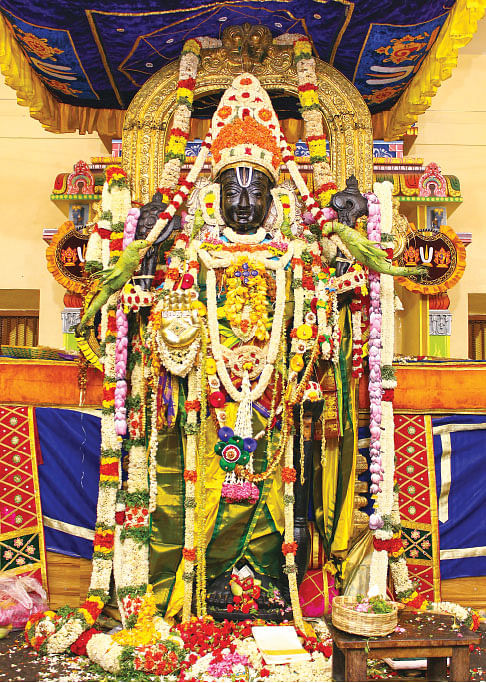 Junior Vikatan - 21 August 2019 - அத்திவரதர் தரிசனம் - கண்டவர் ஒரு கோடி  கரப்ஷனோ ஆயிரம் கோடி! | kanchipuram Athi Varadar temple corruption - Vikatan