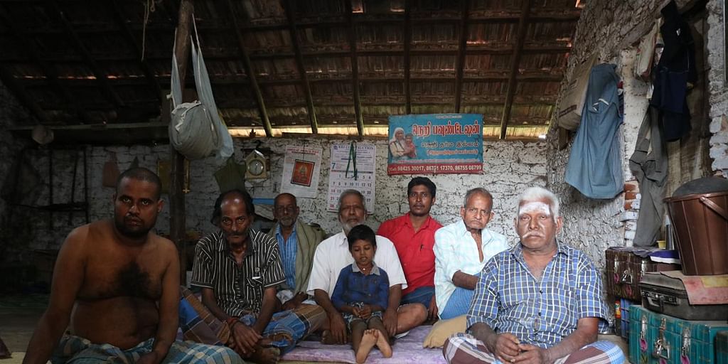 முதியவர்களுடன் ராமகிருஷ்ணன்