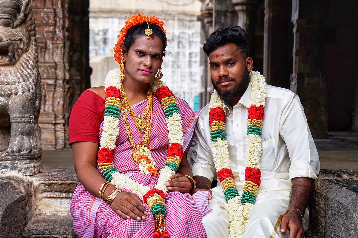 திருமண கோலத்தில் திருநங்கை அமிர்தாவுடன் லட்சுமண்