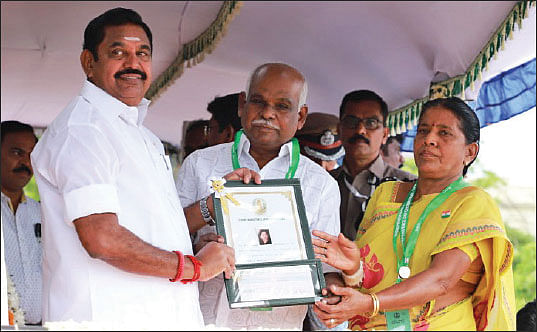 விருது பெறும் தம்பதி