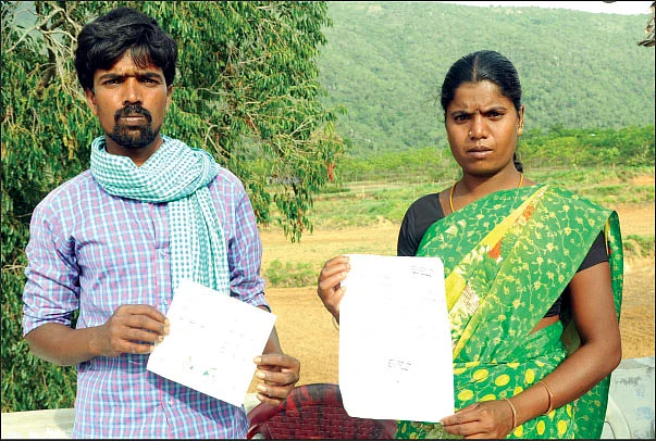 மருத்துவ ஆவணங்களைக் காட்டும் அழகன் தம்பதி