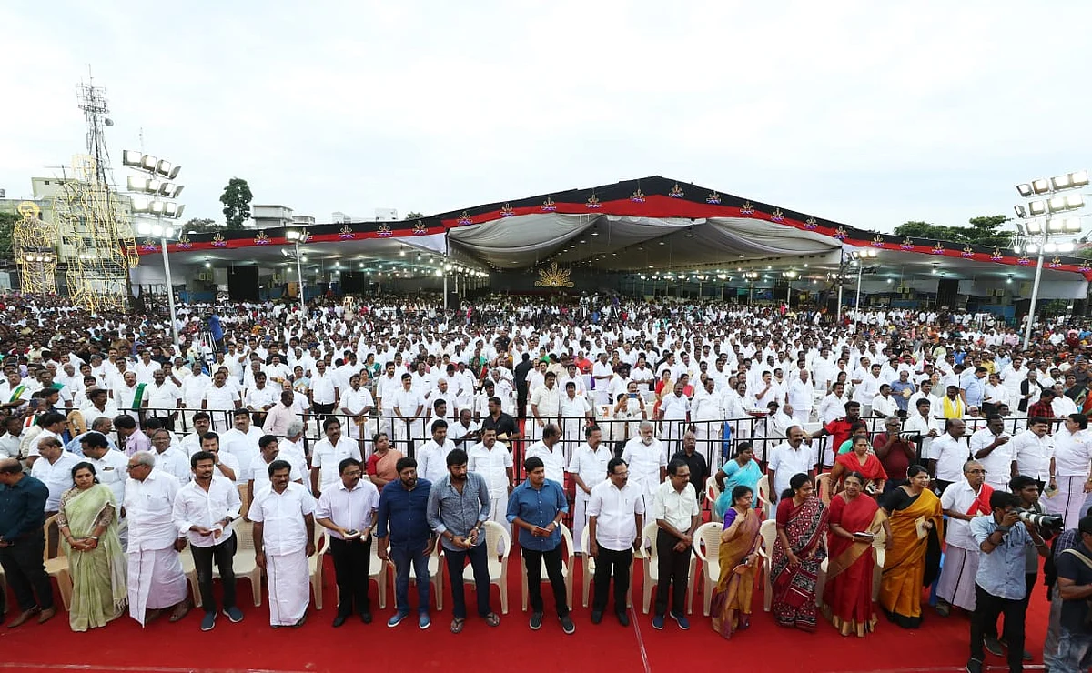 மேடையின் கீழ்வரிசையில் கனிமொழி