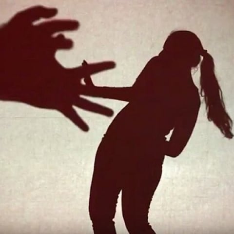 மும்பை: வீட்டுக்குள் நுழைந்து கத்தியை காட்டி இளம்பெண் வன்கொடுமை - வீடியோ எடுத்து மிரட்டிய சகோதரர்கள்